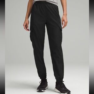 EUC Lululemon Lightweight cargo mid rise hiking pant - Size 6 Black